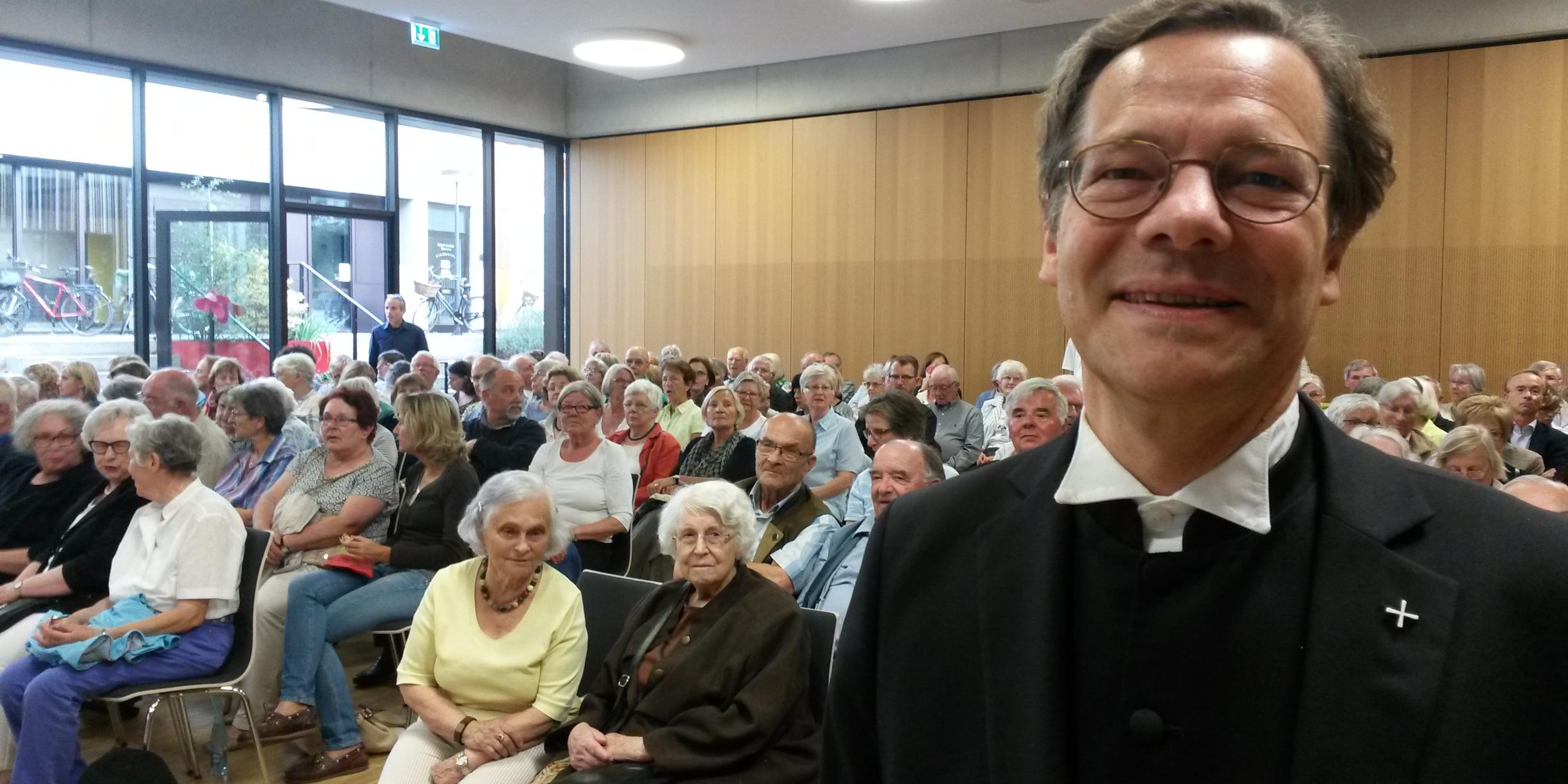 Bischof Dröge sprach vor über 200 Zuhörerinnen und Zuhörern