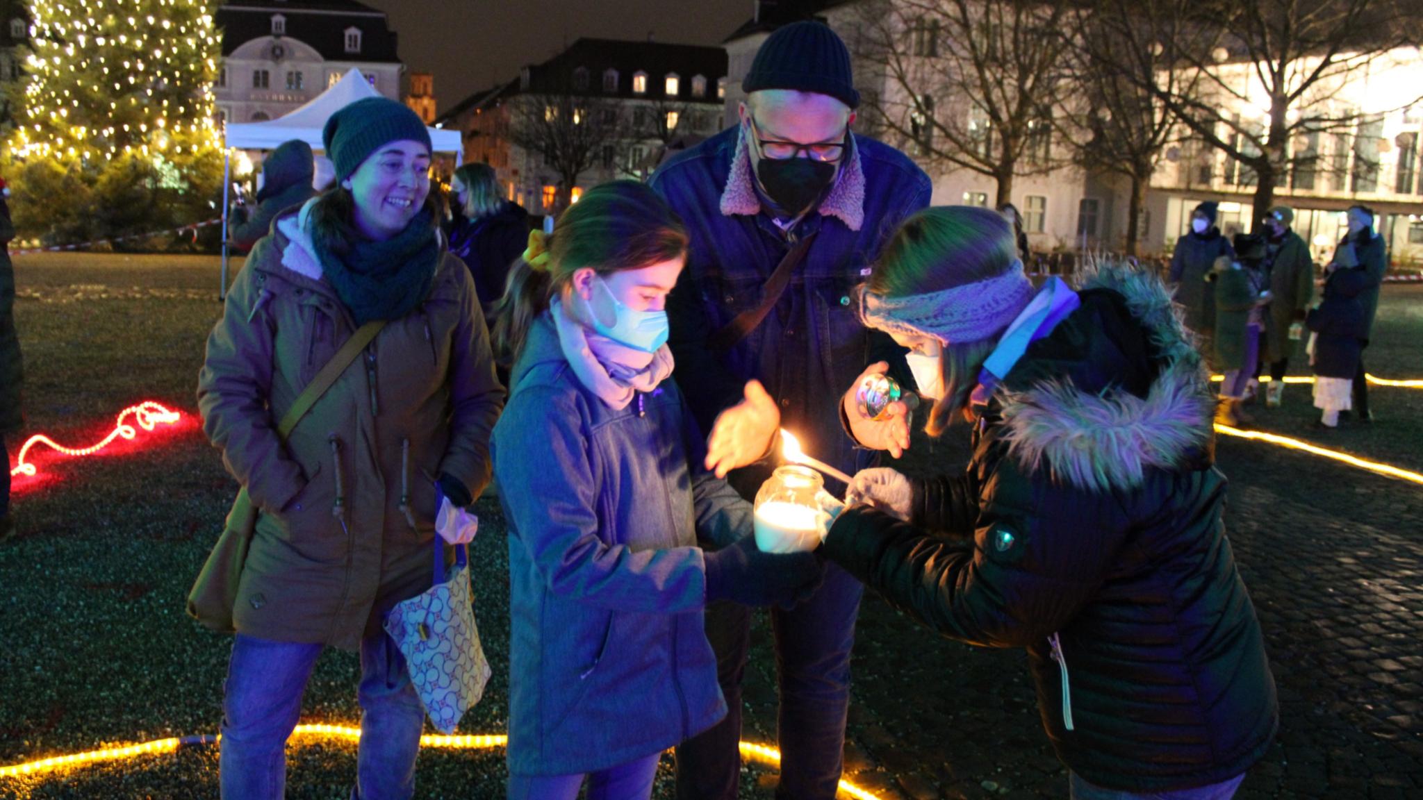 Die saarländischen PfadfinderInnenverbände haben das Friedenslicht aus Bethlehem im Saarland verteilt. Foto: evks/Eulenstein