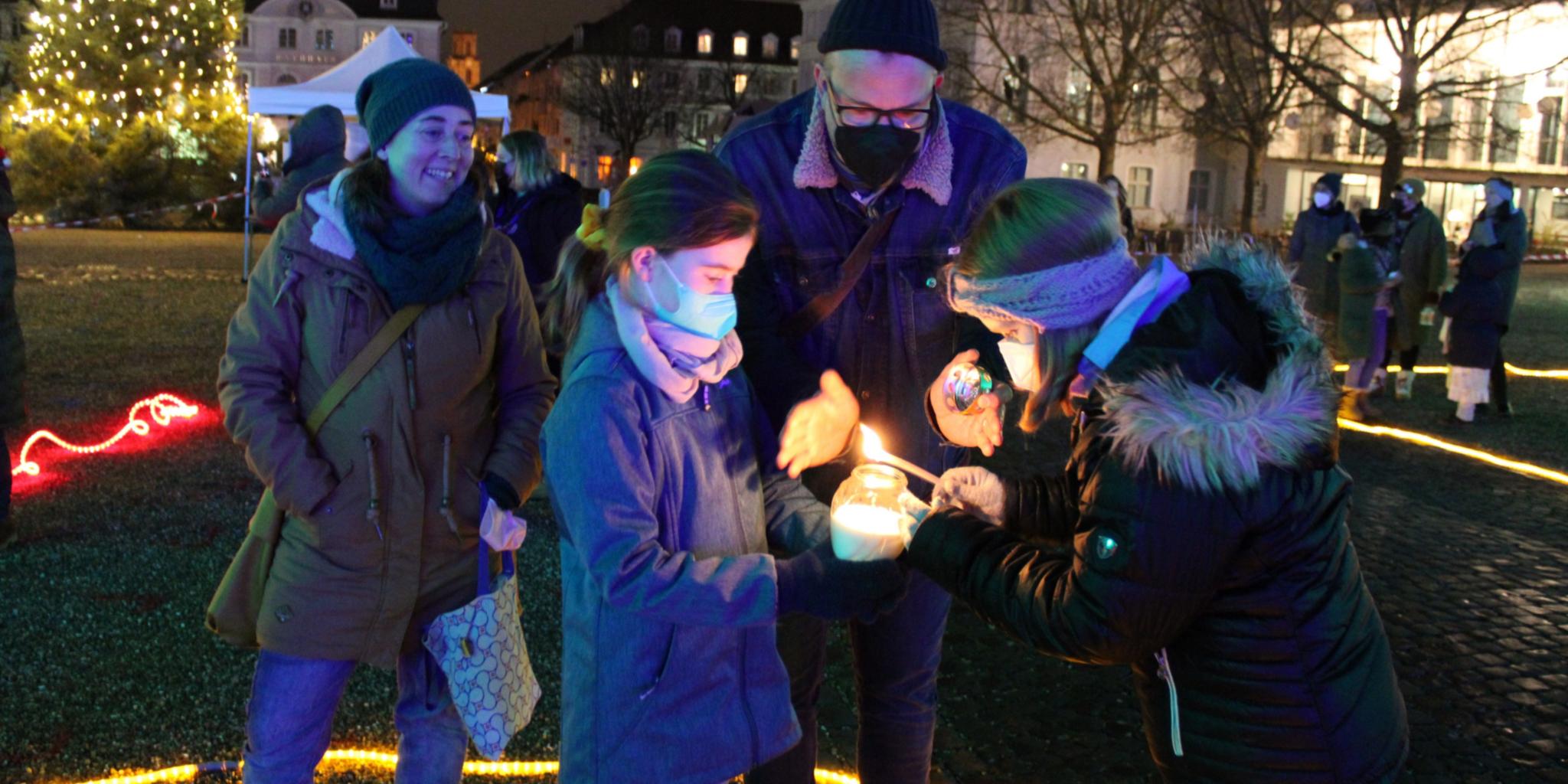 Die saarländischen PfadfinderInnenverbände haben das Friedenslicht aus Bethlehem im Saarland verteilt. Foto: evks/Eulenstein