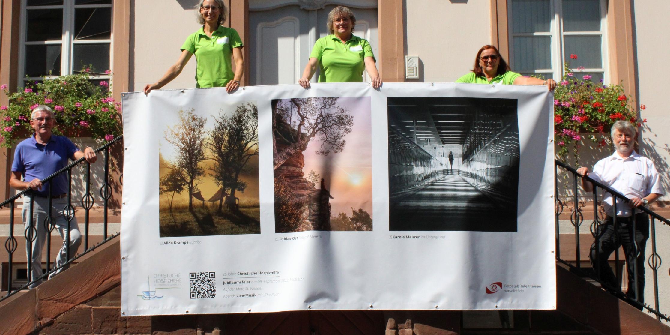 Vorsitzender Gerhard Koepke, Mitarbeiterinnen Bärbel Ludwig, Petra Meisberger und Manuela Tscherleniovsky-Schuch sowie Ehrenamtlichensprecher Josef Colling mit einem der Transparente der Open-Air-Ausstellung, die anlässlich des Jubiläums der Christlichen Hospizhilfe in Kürze in der St. Wendeler Innenstadt zu sehen sein werden (Foto: evks/Eulenstein)