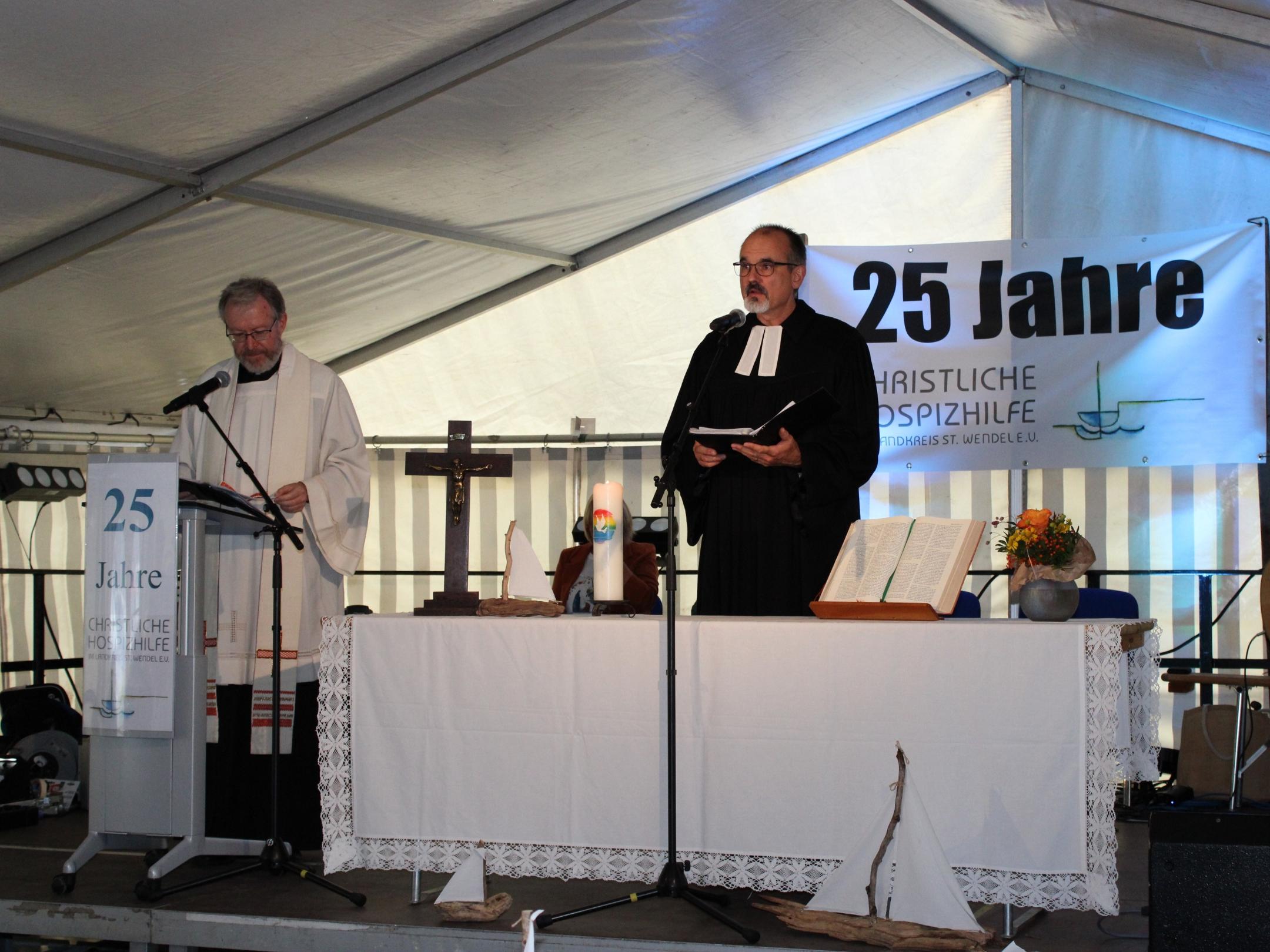 Den ökumenischen Gottesdienst gestalteten Dechant Theo Welsch und Superintendent Markus Karsch. Fotos: evks/Eulenstein