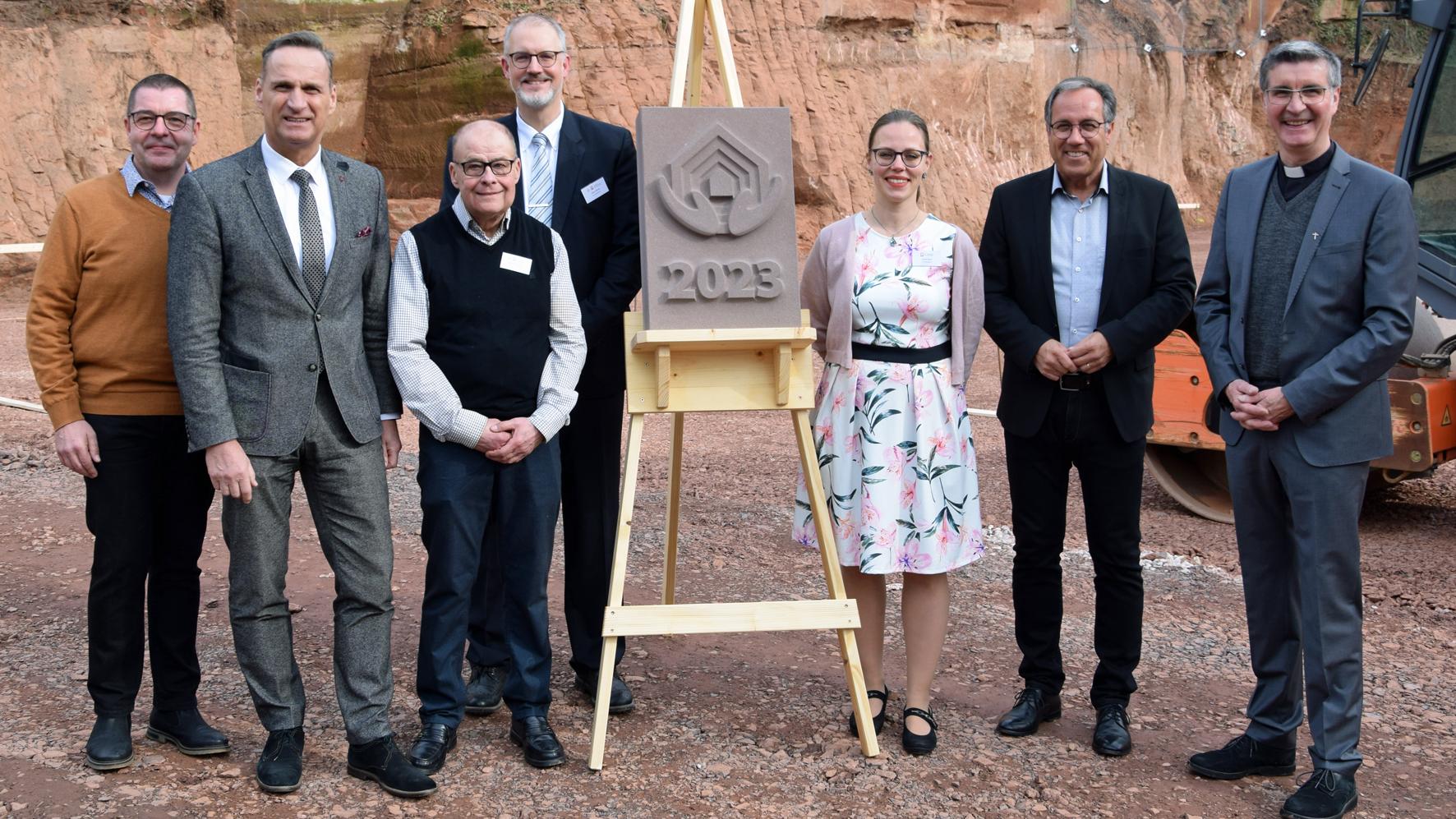 Nach der Einsegnung des Grundsteins (von links): Pflegedienstleiter Edgar Heckel, Bürgermeister Joachim Rodenkirch, Michael Aurich (Pfarrei Im Wittlicher Tal St. Anna), Geschäftsführer Oliver Winter, Projektleiterin Hanne Benz, Landrat Gregor Eibes, Dekan Matthias Veit (Foto: privat)