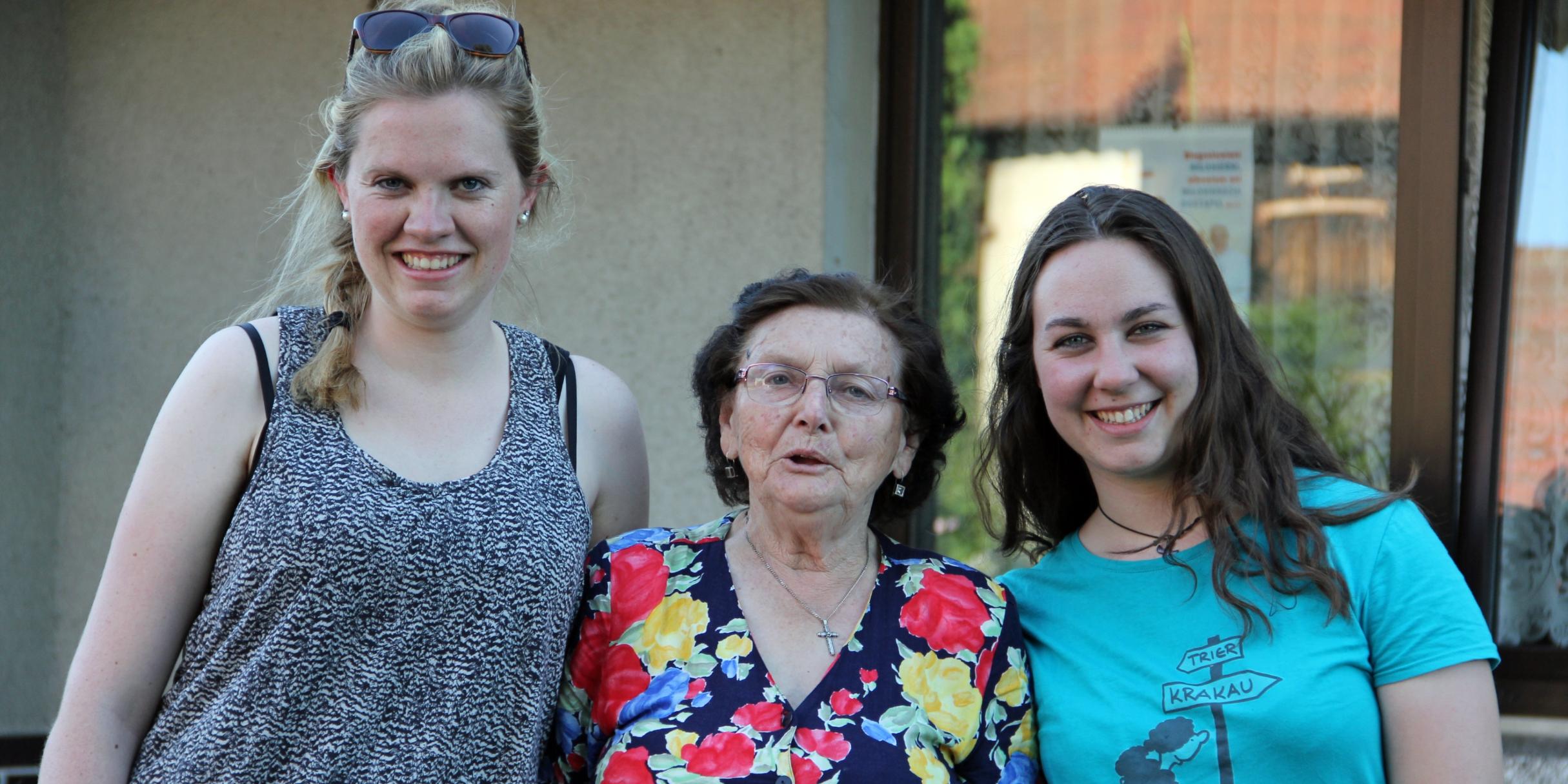 Katrin, Gastmutter Erika Schwierz und Jane (v.l.n.r.)