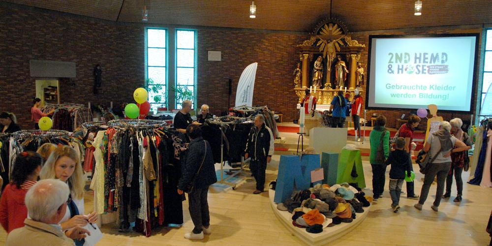 Ein großes Angebot an gebrauchter Kleidung wird in der Jugendkirche MIA präsentiert