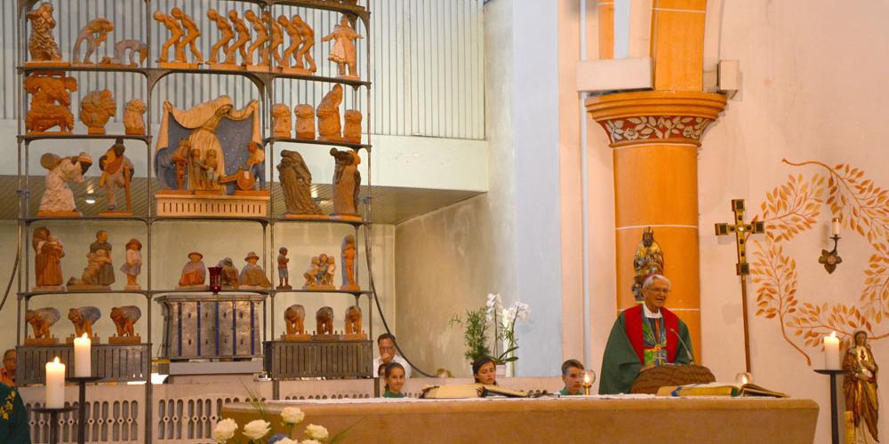 Weihbischof Leo Schwarz bei seiner Festpredigt vor dem Altarbild mit den 33 Figuren