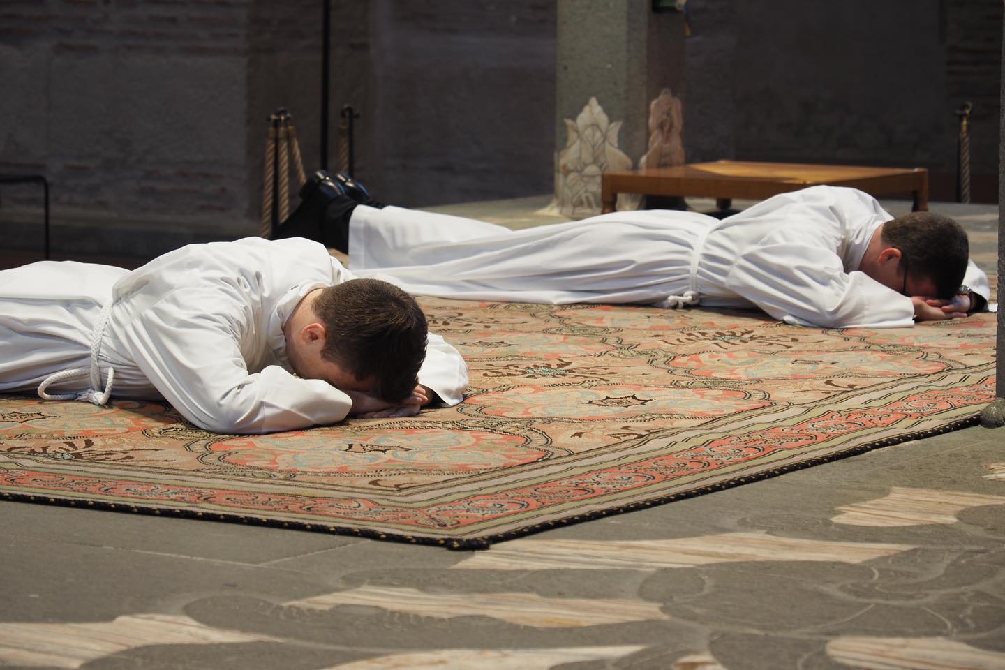 Ein Zeichen der Hingabe und Bitte: Die Weihekandidaten liegen während der Allerheiligenlitanei vor dem Altar.