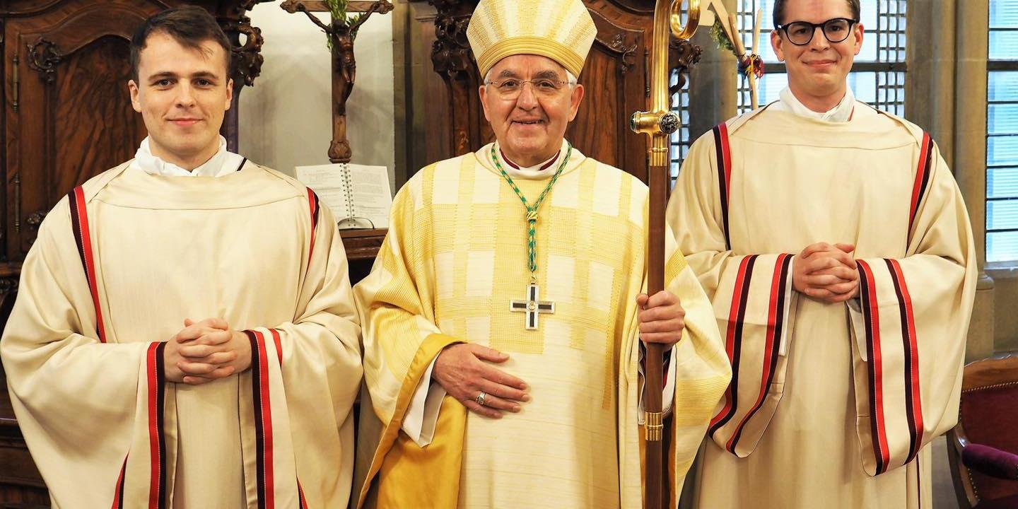Johannes Michael Cavelius (rechts) und Mathieu Valet (links) zusammen mit Weihbischof Franz Josef Gebert (Fotos: Stefan Endres)