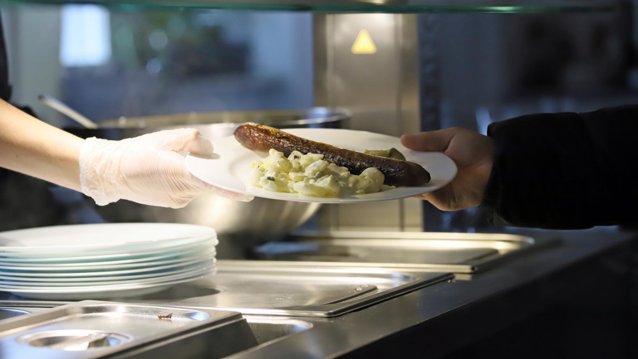 Ab dem 1. Januar können Kinder und Jugendliche aus finanzschwachen Familien kostenfrei in der „Miez” zu Mittag essen. (Fotos: Inge Hülpes/Bistum Trier)