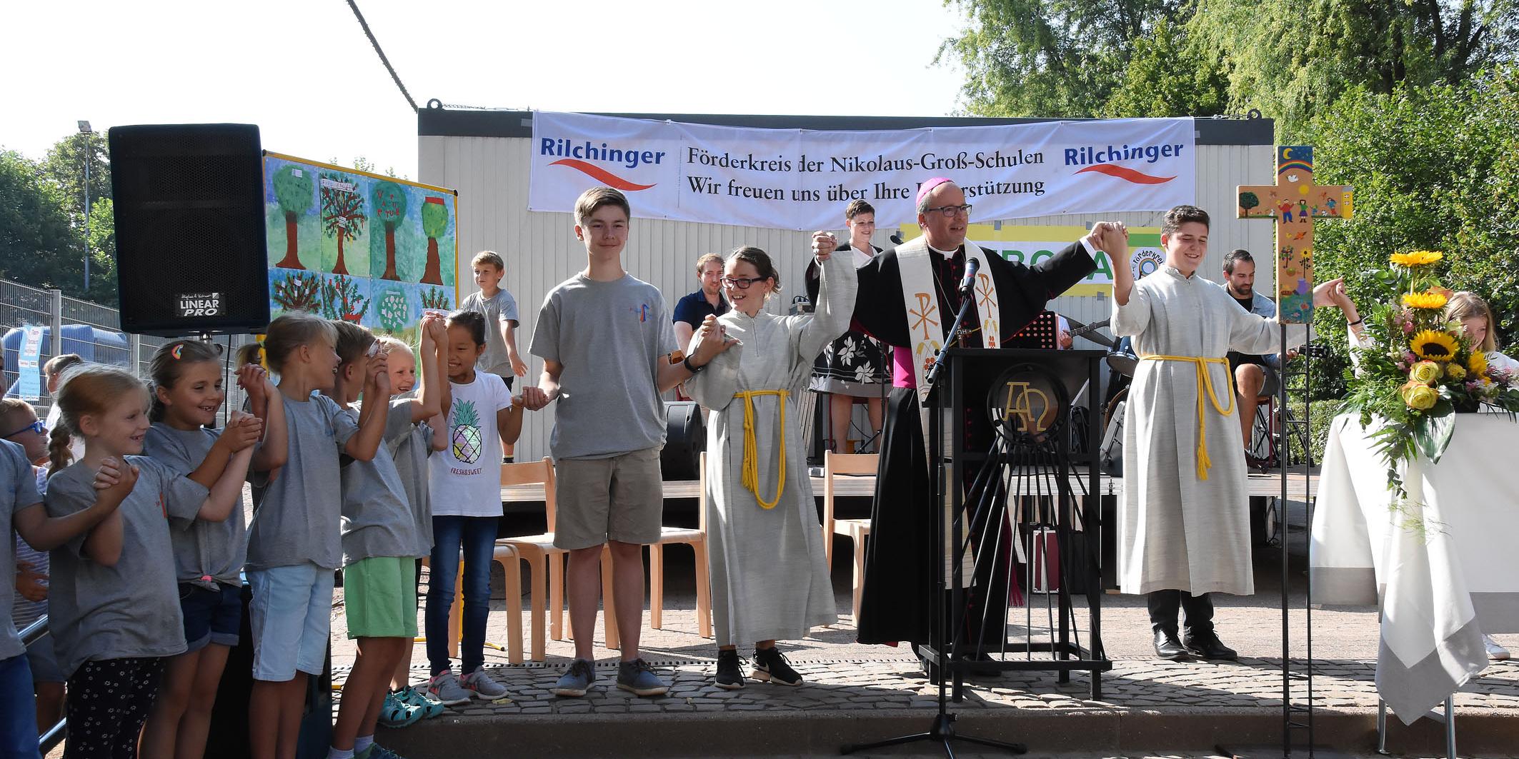 Zum Schulfest zum 40jährigen Bestehen der Nikolaus-Groß-Schulen feiert Bischof Ackermann einen Wortgottesdienst