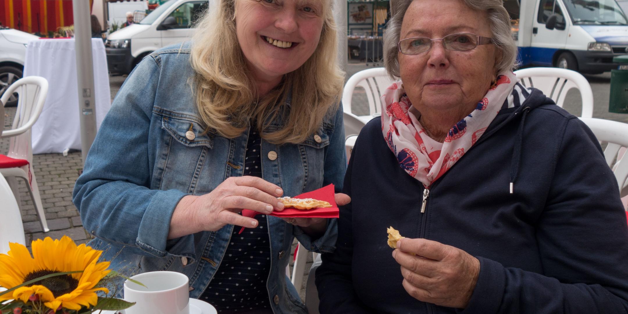Elisabeth Müller (li.) und Ingrid Knichel genießen die Waffeln beim Caritas-Marktfrühstück