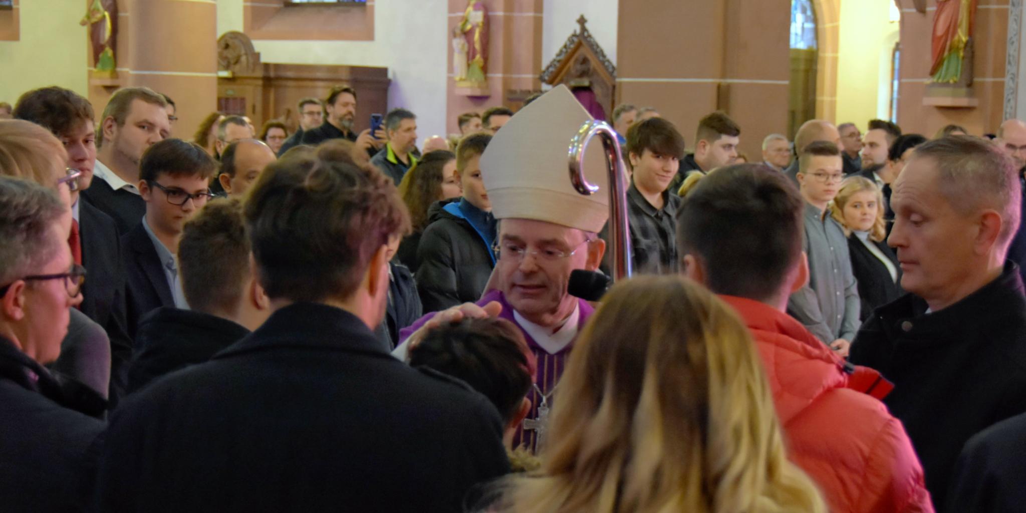 Weihbischof Brahm spendete den Jugendlichen das Sakrament der Firmung.