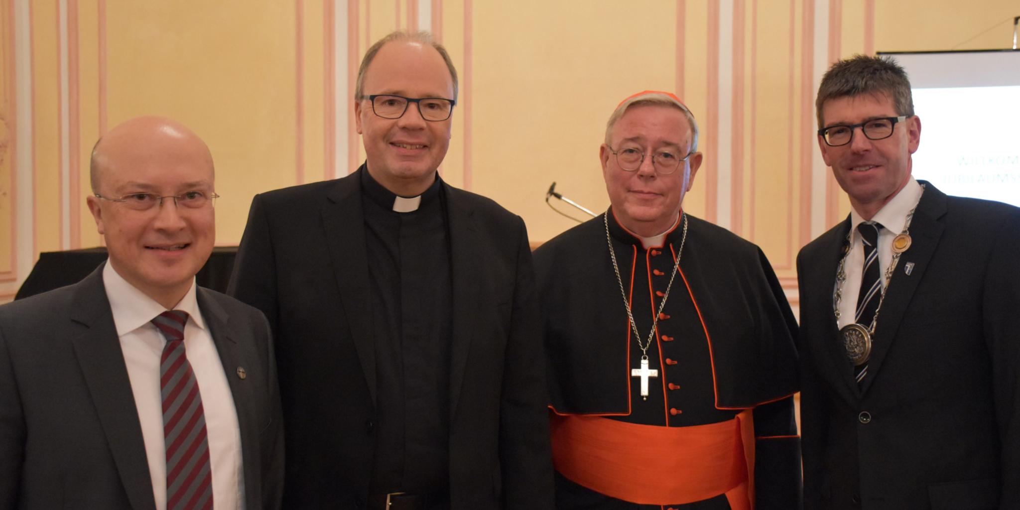Professor Johannes Brantl, Bischof Dr. Stephan Ackermann, Kardinal Jean Claude Hollerich und Universitätspräsident Dr. Michael Jäckel (vlnr.)