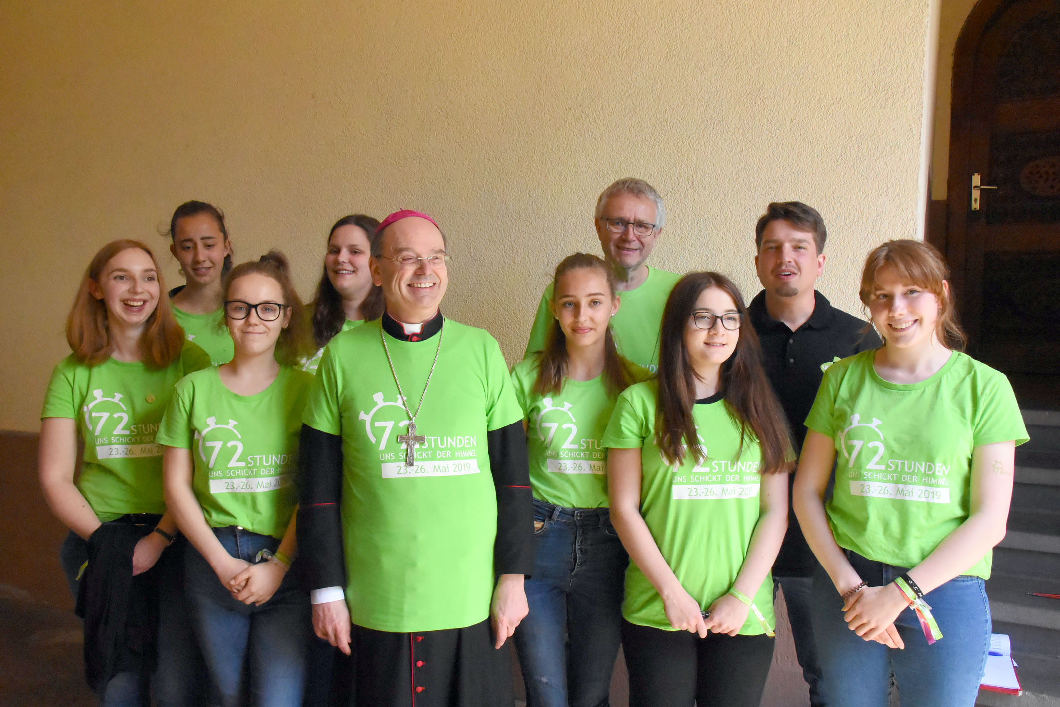 Weihbischof Robert Brahm zusammen mit den Jugendlichen der Aktionsgruppe in Dillingen.