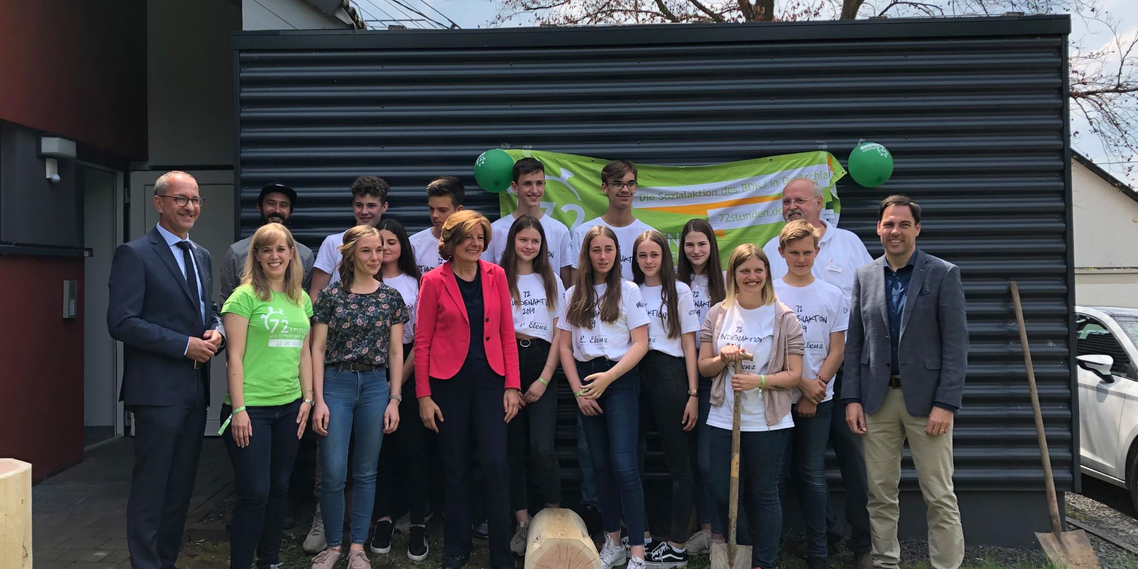 Rheinland-Pfalz-Ministerpräsidentin Malu Dreyer mit der Jugendgruppe Tälchen