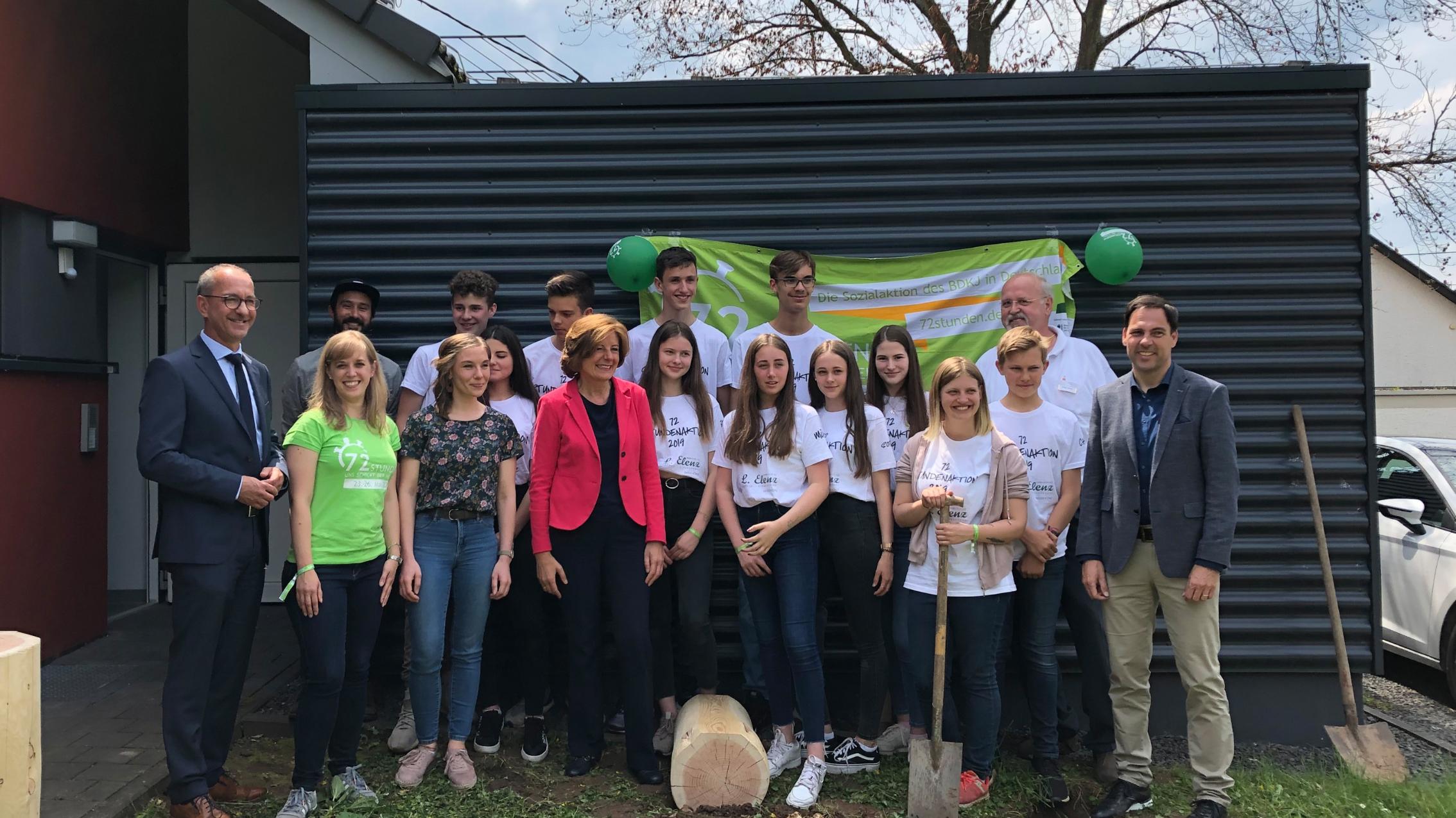 Rheinland-Pfalz-Ministerpräsidentin Malu Dreyer mit der Jugendgruppe Tälchen
