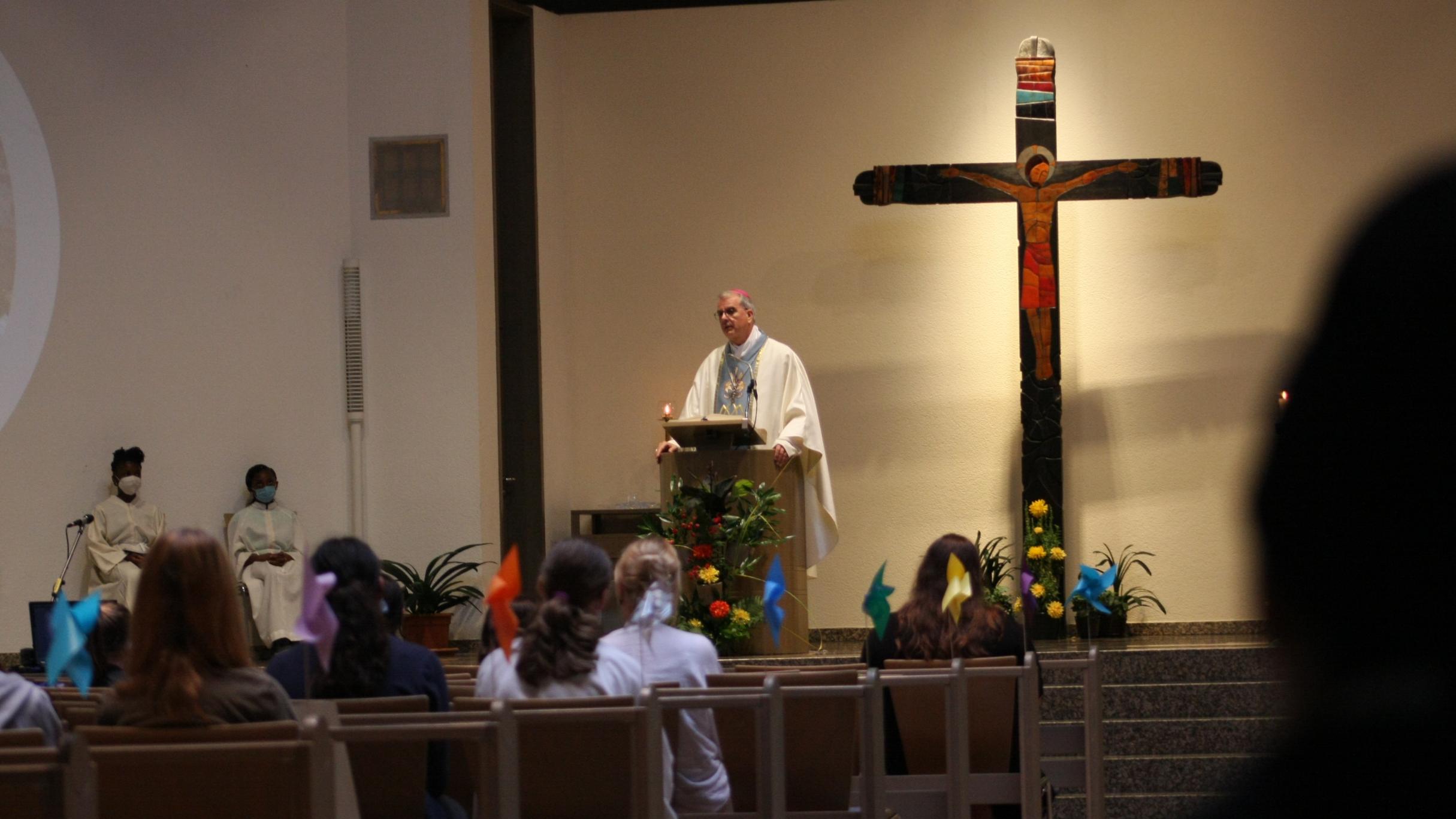 Die Schulgemeinschaft feiert einen Gottesdienst mit Weihbischof Peters. Fotos: Bistum Trier/Julia Fröder