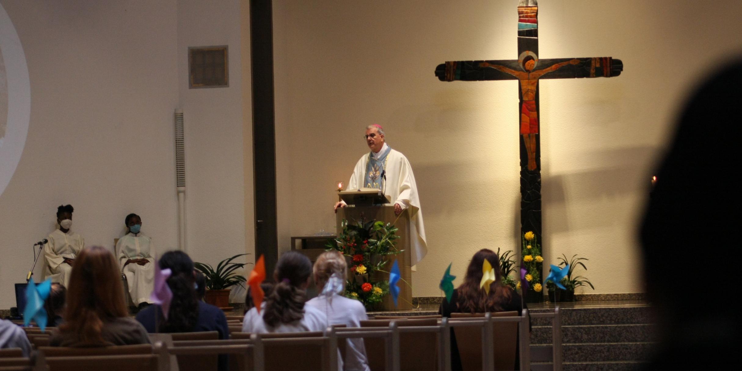 Die Schulgemeinschaft feiert einen Gottesdienst mit Weihbischof Peters. Fotos: Bistum Trier/Julia Fröder