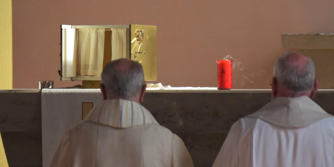 Mit der Übertragung des Allerheiligsten und dem Erlöschen der Kerzen ist die Kirche nun verweltlicht.