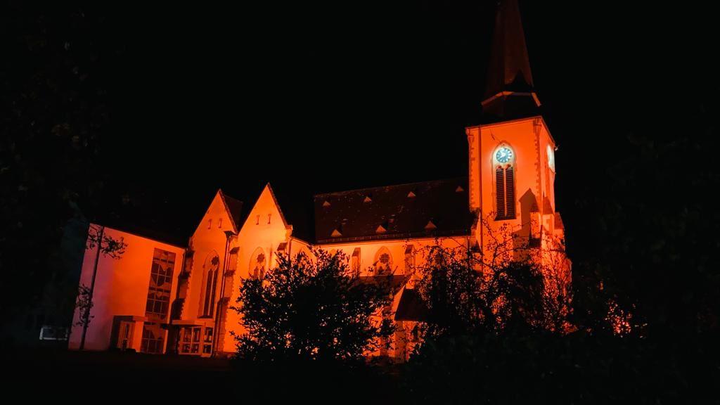 Auch die Kirche St. Bartholomäus in Hasborn war am Red Wednesday rot angestrahlt.