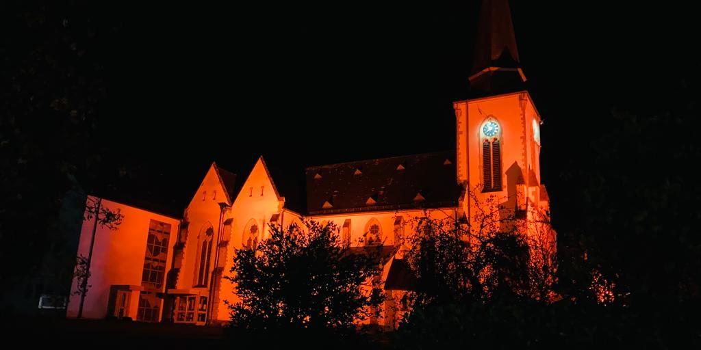 Auch die Kirche St. Bartholomäus in Hasborn war am Red Wednesday rot angestrahlt.