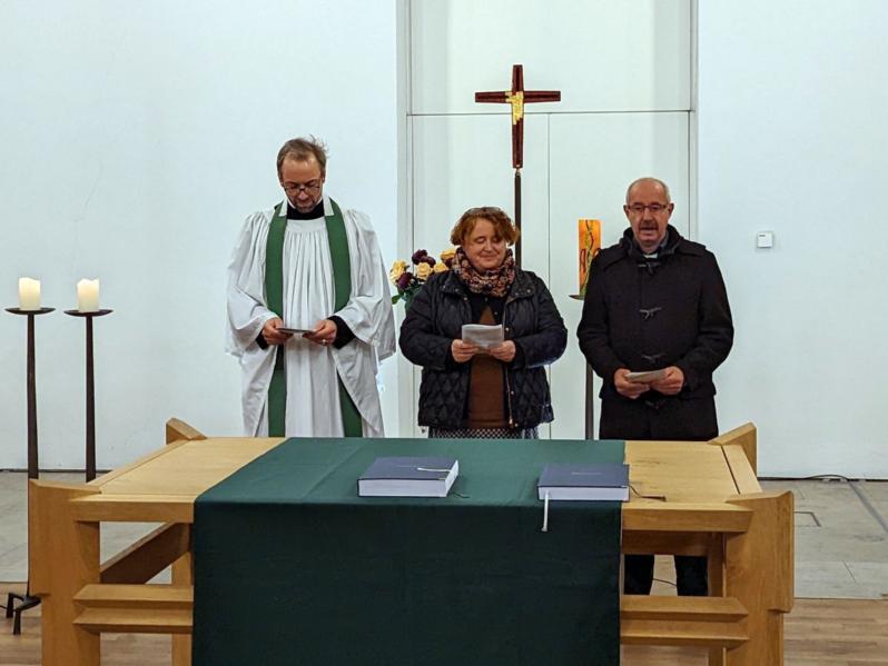 Thomas Meyer (Alt-Katholische Kirche), Pascale Jung (Katholische Kirche) und Joachim Hipfel (Freie Evangelische Gemeinde) leiteten den Gottesdienst. Foto: Luis Majerus