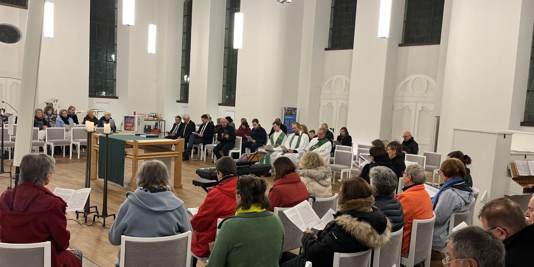 Christinnen und Christen verschiedener Konfessionen feierten in der Friedenskirche mit einem Gottesdienst die Friedensdekade 2022. Foto: Luis Majerus