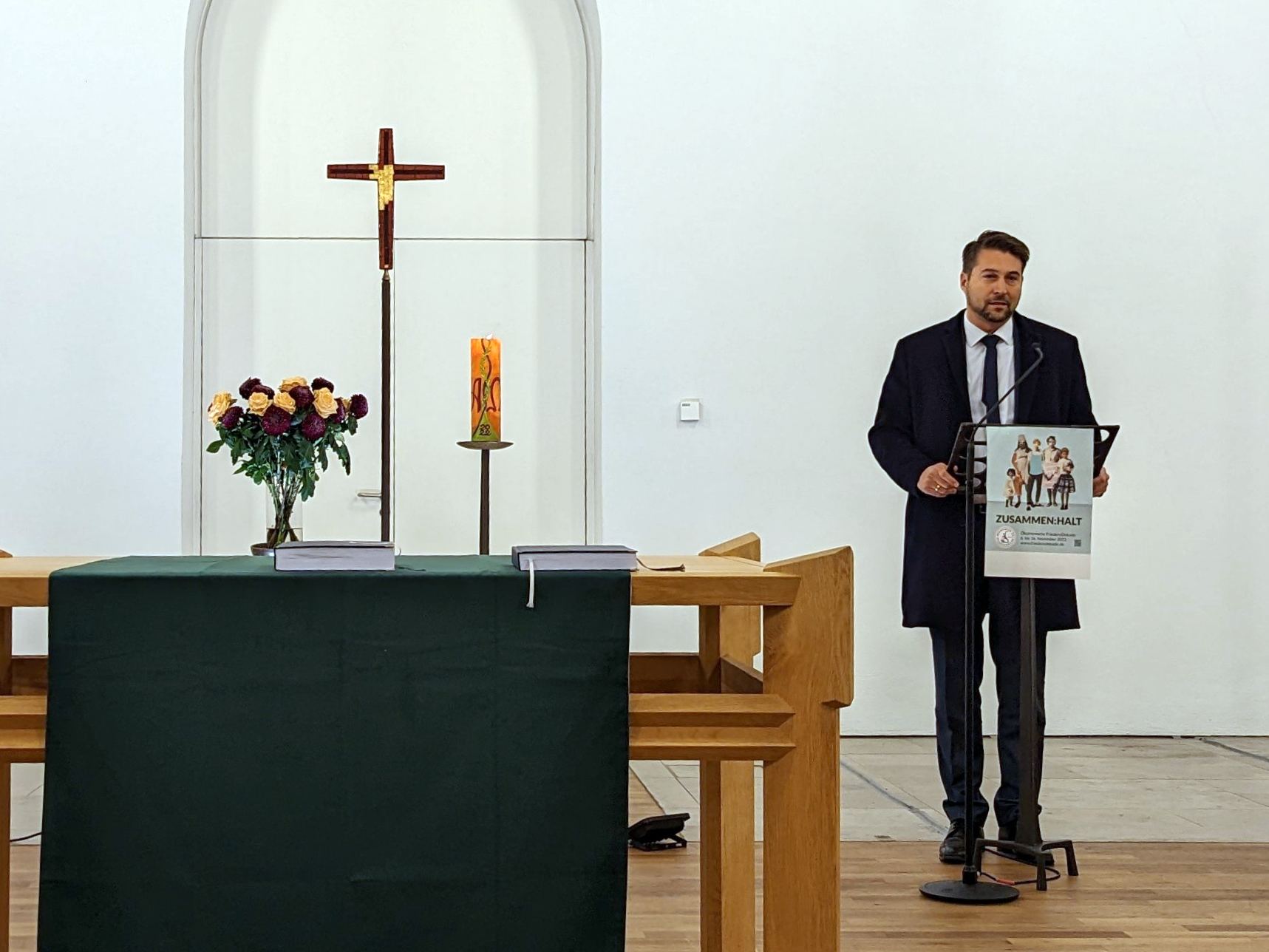 Der Saarbrücker Oberbürgermeister Uwe Conradt predigt im Rahmen des ACK-Gottesdienstes zur Friedensdekade 2022. Foto: Louis Majerus