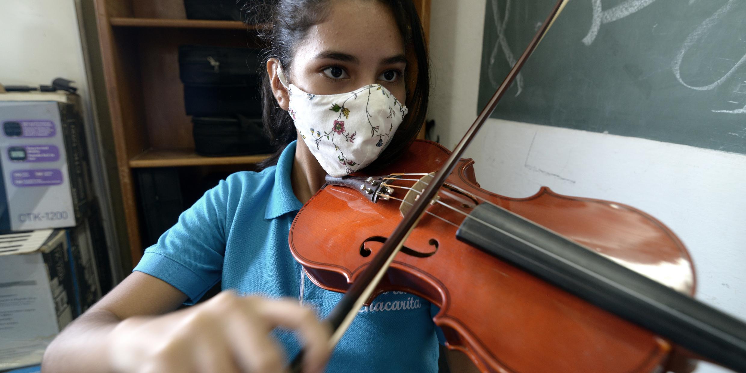 Neissa Barreto erhält Musikunterricht von „Sonidos de la Tierra' (Foto: Oliver Schmieg/Adveniat)