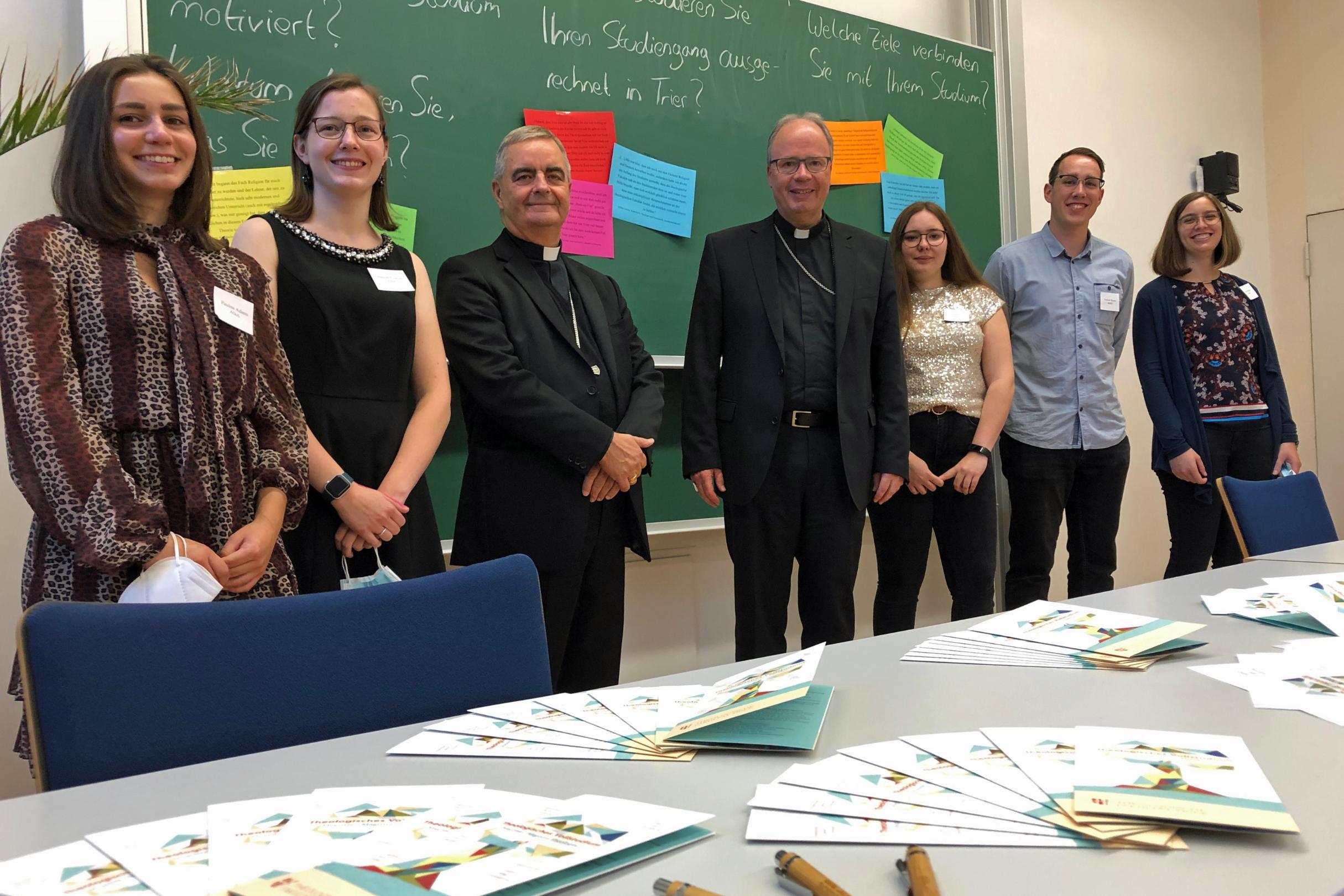 Bischof Ackermann und Nuntius Eterovic mit den Mitgliedern des Allgemeinen Studierendenausschusses der Theologischen Fakultät. (Foto: Inge Hülpes/Bistum Trier)