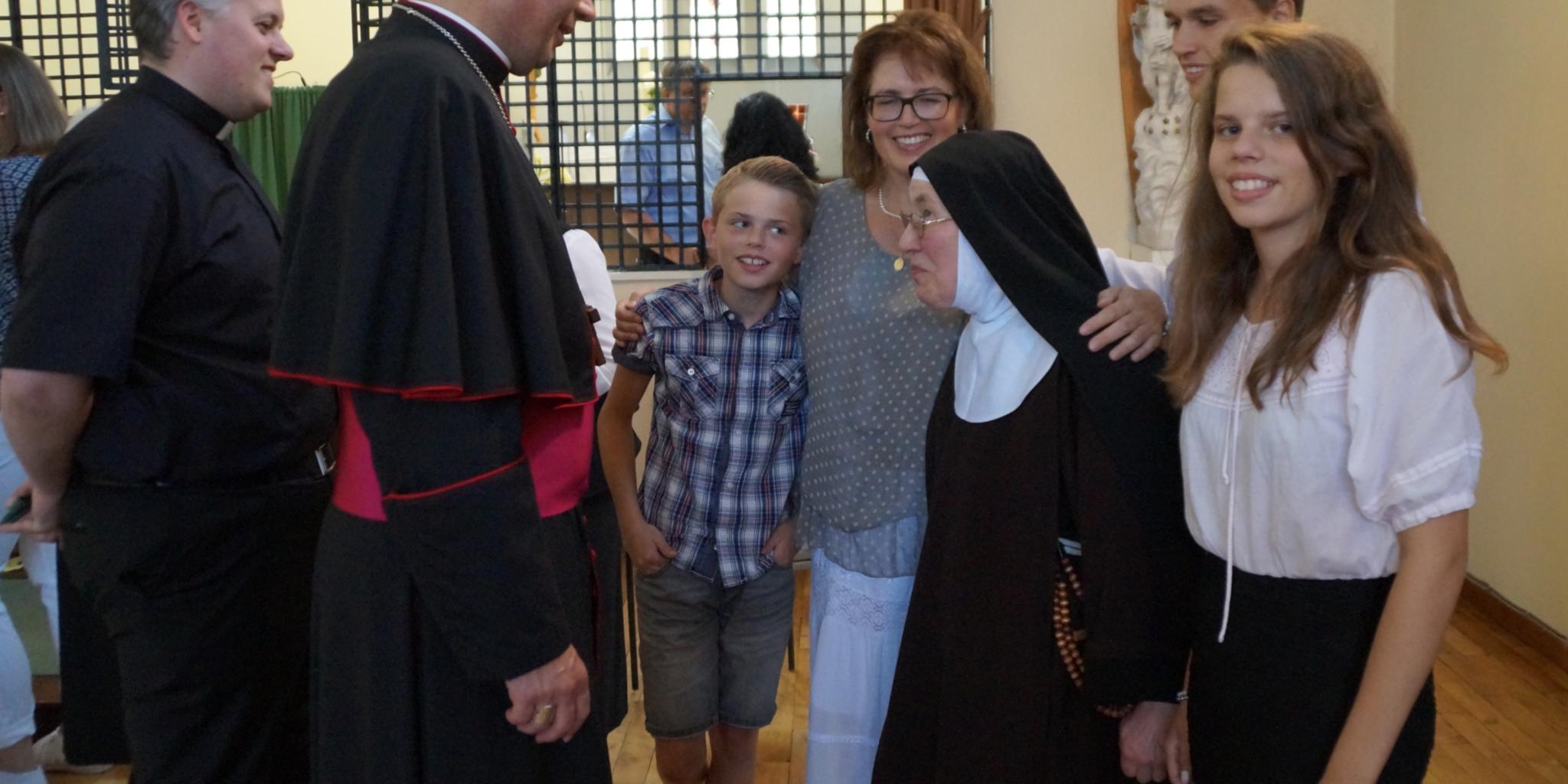 Viele gute Wünsche nimmt Schwester Benedikta, die Äbtissin des Klosters St. Clara , beim Abschiedsfest entgegen, auch von Bischof Ackermann.