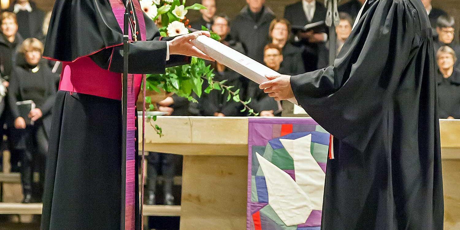 Bischof Ackermann übergibt das Evangeliar an Präses Rekowski