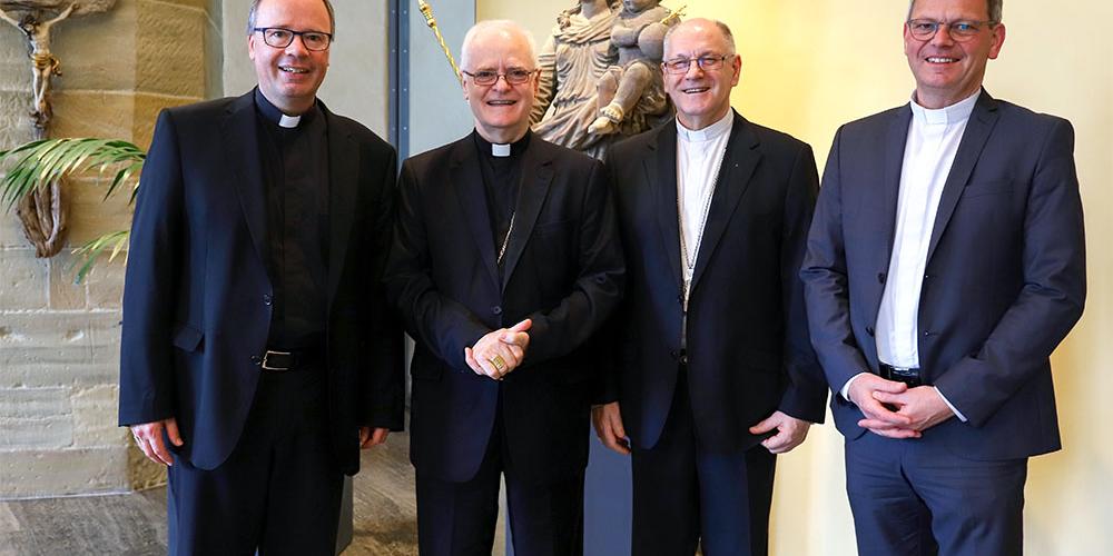 Bischof Stephan (l.) zusammen mit Odilo Kardinal Scherer (2.v.l.), Erzbischof Jacinto (2.v.r) und Generalvikar von Plettenberg (r.).