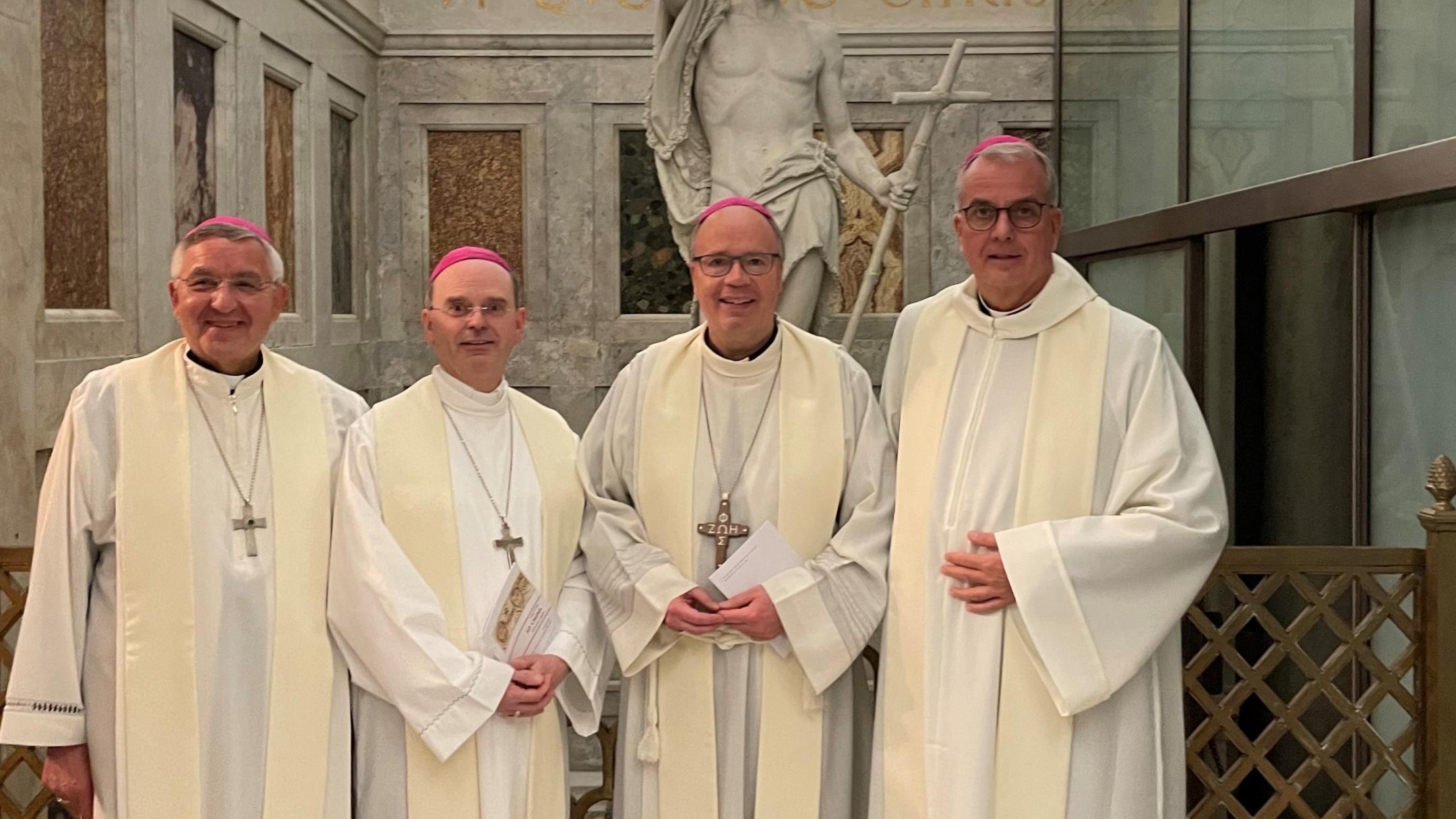 Die Trierer (Weih-)Bischöfe Gebert, Brahm, Ackermann und Peters (vlnr) beim Ad limina-Besuch in Rom, hier vor dem Gottesdienst in der Basilika St. Paul vor den Mauern.