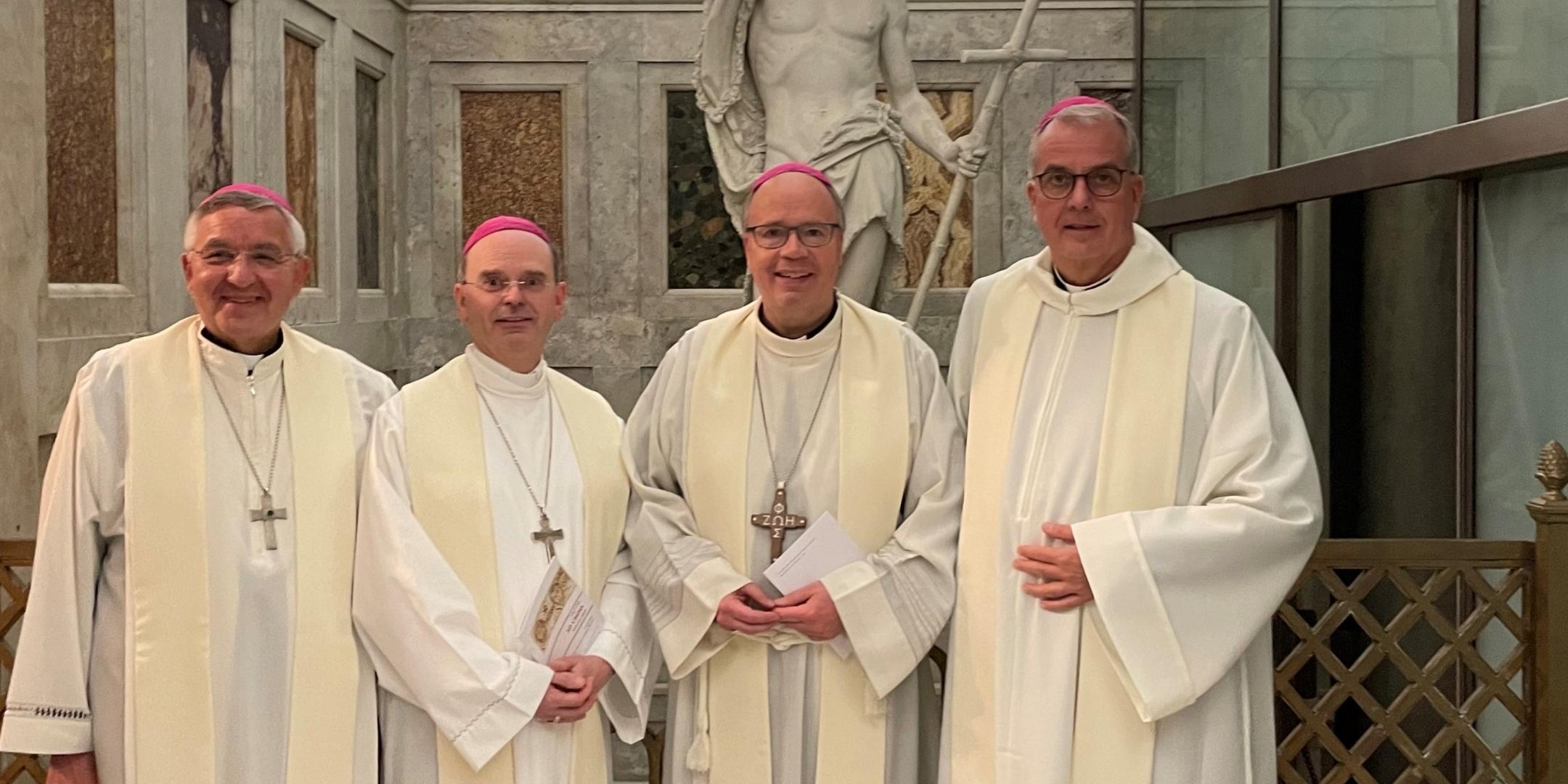 Die Trierer (Weih-)Bischöfe Gebert, Brahm, Ackermann und Peters (vlnr) beim Ad limina-Besuch in Rom, hier vor dem Gottesdienst in der Basilika St. Paul vor den Mauern.