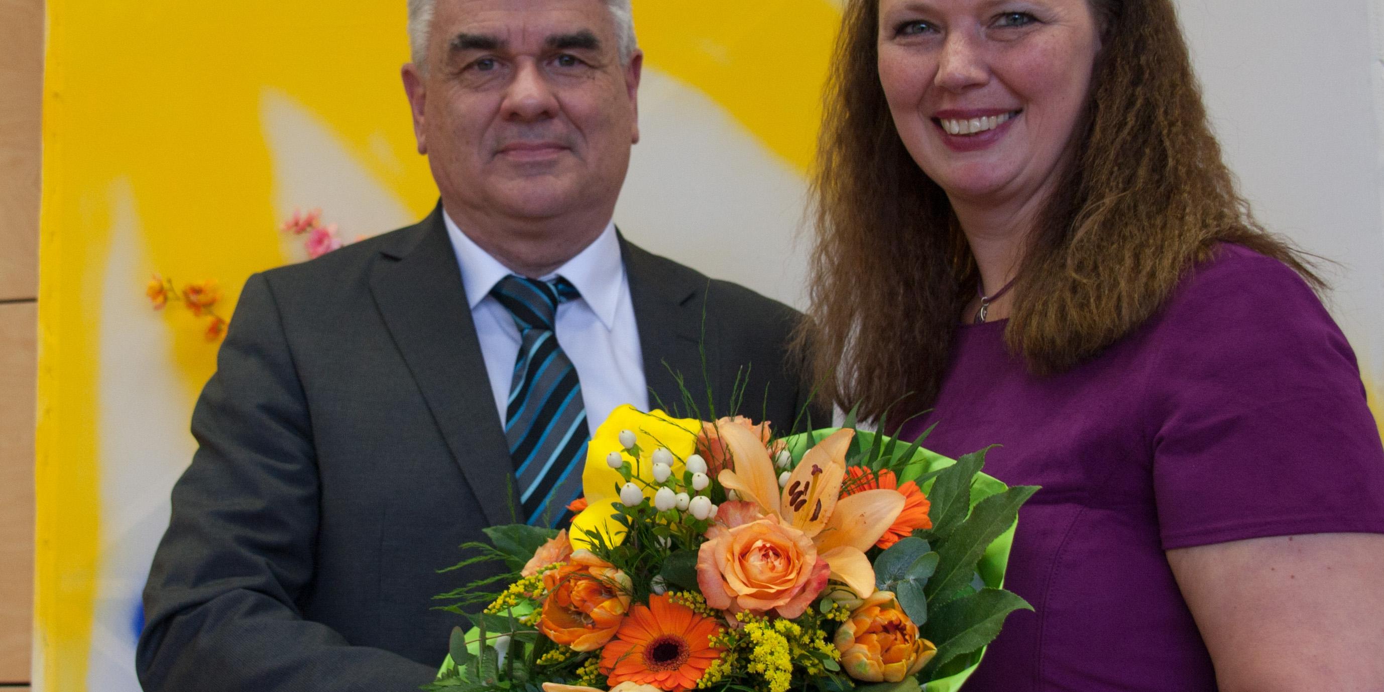 Albrecht Adam, Leiter der Abteilung Schule und Hochschule im Bischöflichen Generalvikariat, begrüßt Kerstin Ollmann als neue Schulleiterin.