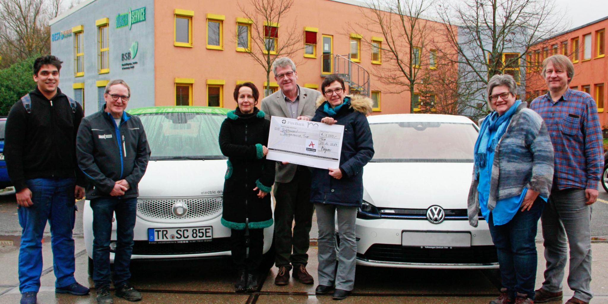 Scheckübergabe an Team von Bürgerservice: (v. links) Jackie Arora, Rudolf Weber, Monika Berger, Gregor Schäfer, Andrea Steyven (Aktion Arbeit), Kerstin Kirch, Martin Müller