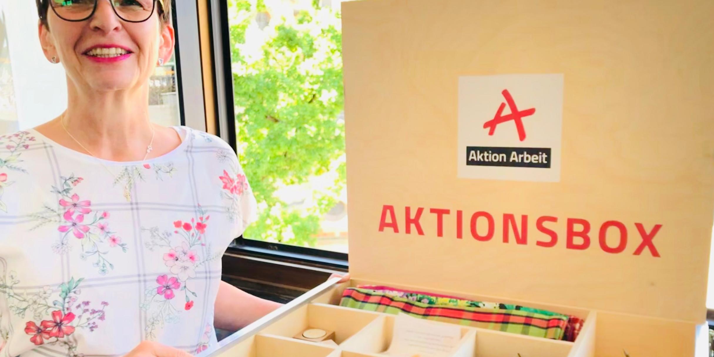 Geschäftsführerin Andrea Steyven zeigt die Aktionsbox