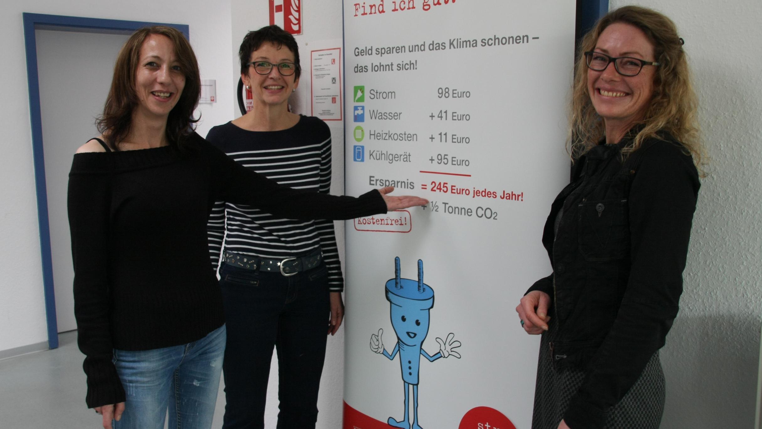 Alexandra Stadtmüller (ehemalige Stromsparhelferin), Andrea Steyven (Geschäftsführerin Aktion Arbeit) und Diana Dahm (Projektkoordinatorin „Stromsparcheck“) sind von dem Caritas-Projekt begeistert (v.l.n.r.)