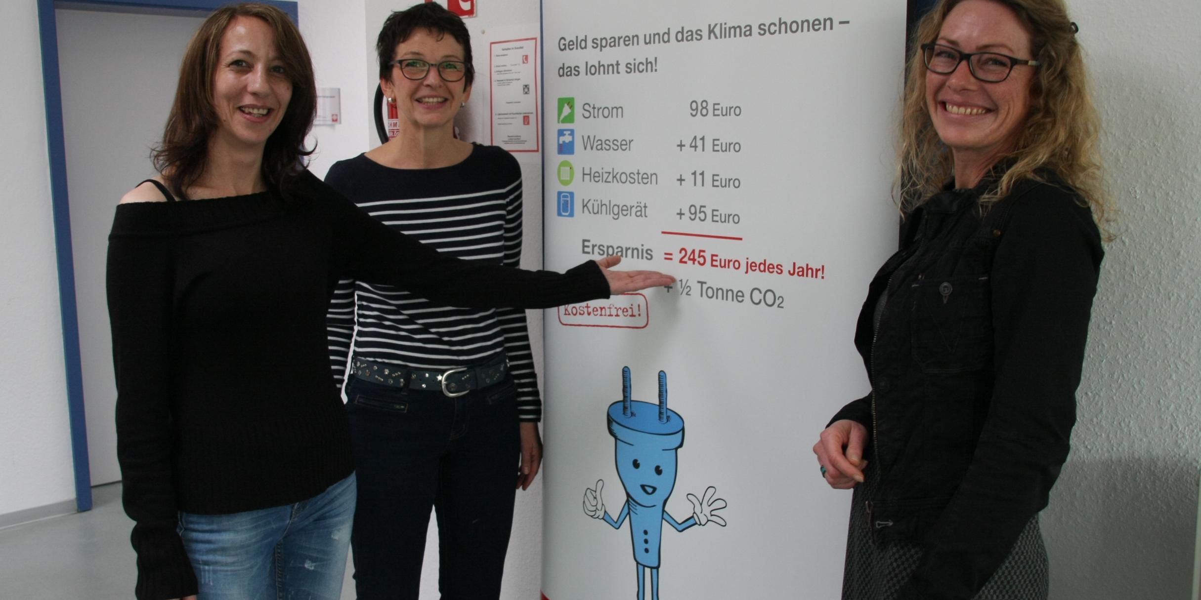 Alexandra Stadtmüller (ehemalige Stromsparhelferin), Andrea Steyven (Geschäftsführerin Aktion Arbeit) und Diana Dahm (Projektkoordinatorin „Stromsparcheck“) sind von dem Caritas-Projekt begeistert (v.l.n.r.)