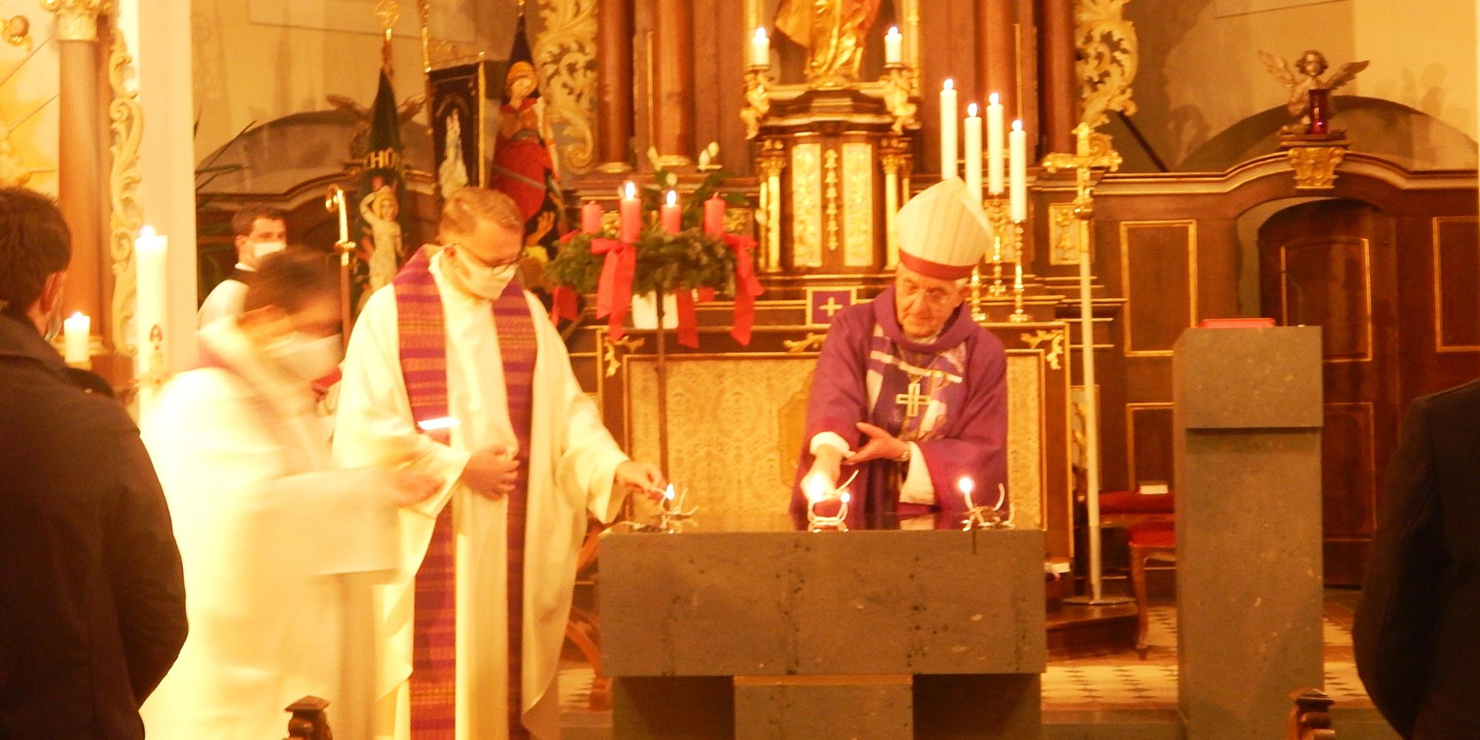 Weihbischof Gebert entzündet fünf Weihrauchfeuer als Symbol für die Wundmale Jesu (Foto: Gabi Geller)
