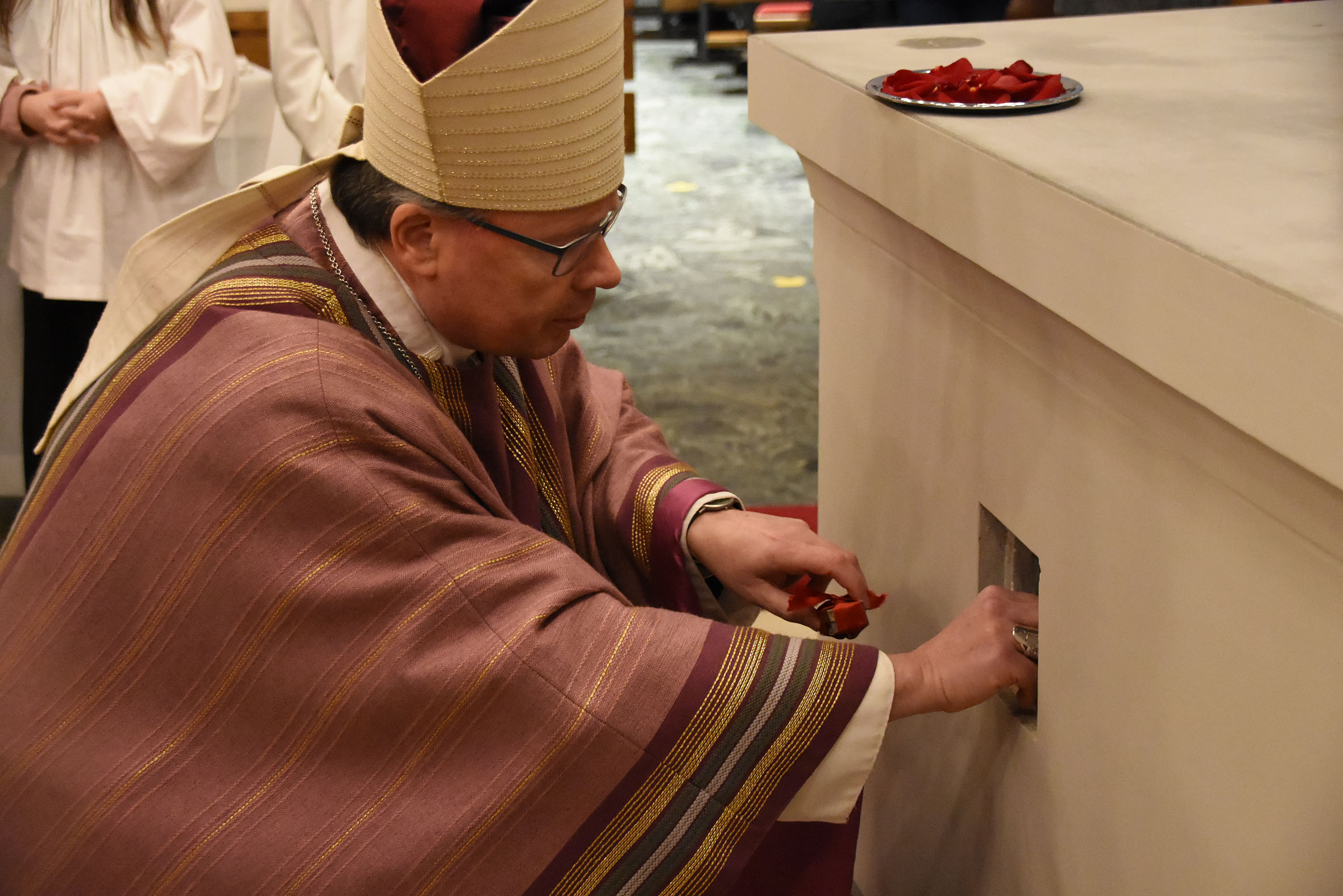 Bischof Dr. Stephan Ackermann setzt die Reliquien in den Altar ein Foto: Hans Georg Schneider