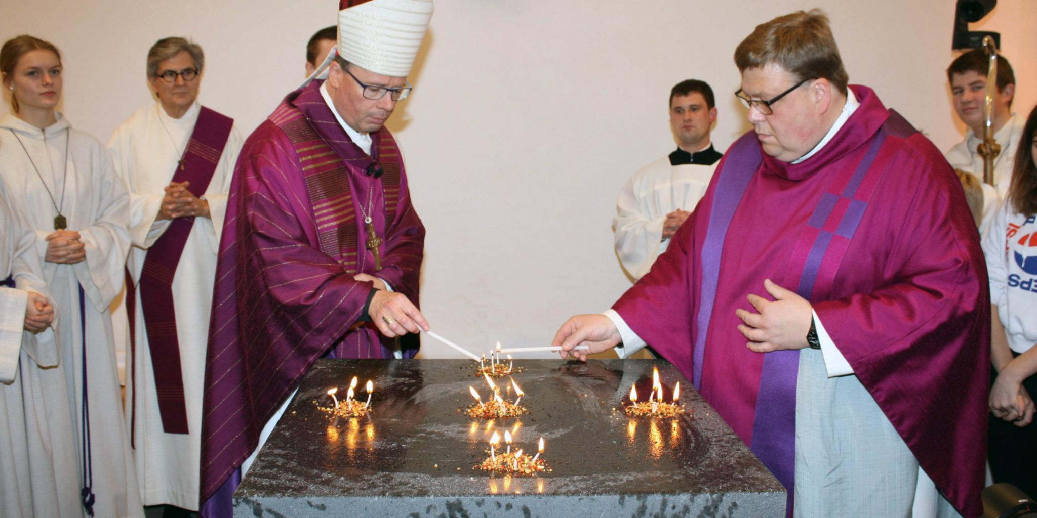 Bischof Dr. Stephan Ackermann und Pastor Stefan Dumont entzünden Weihrauch auf dem Altar. Dieser soll an die fünf Wundmale Christi erinnern.