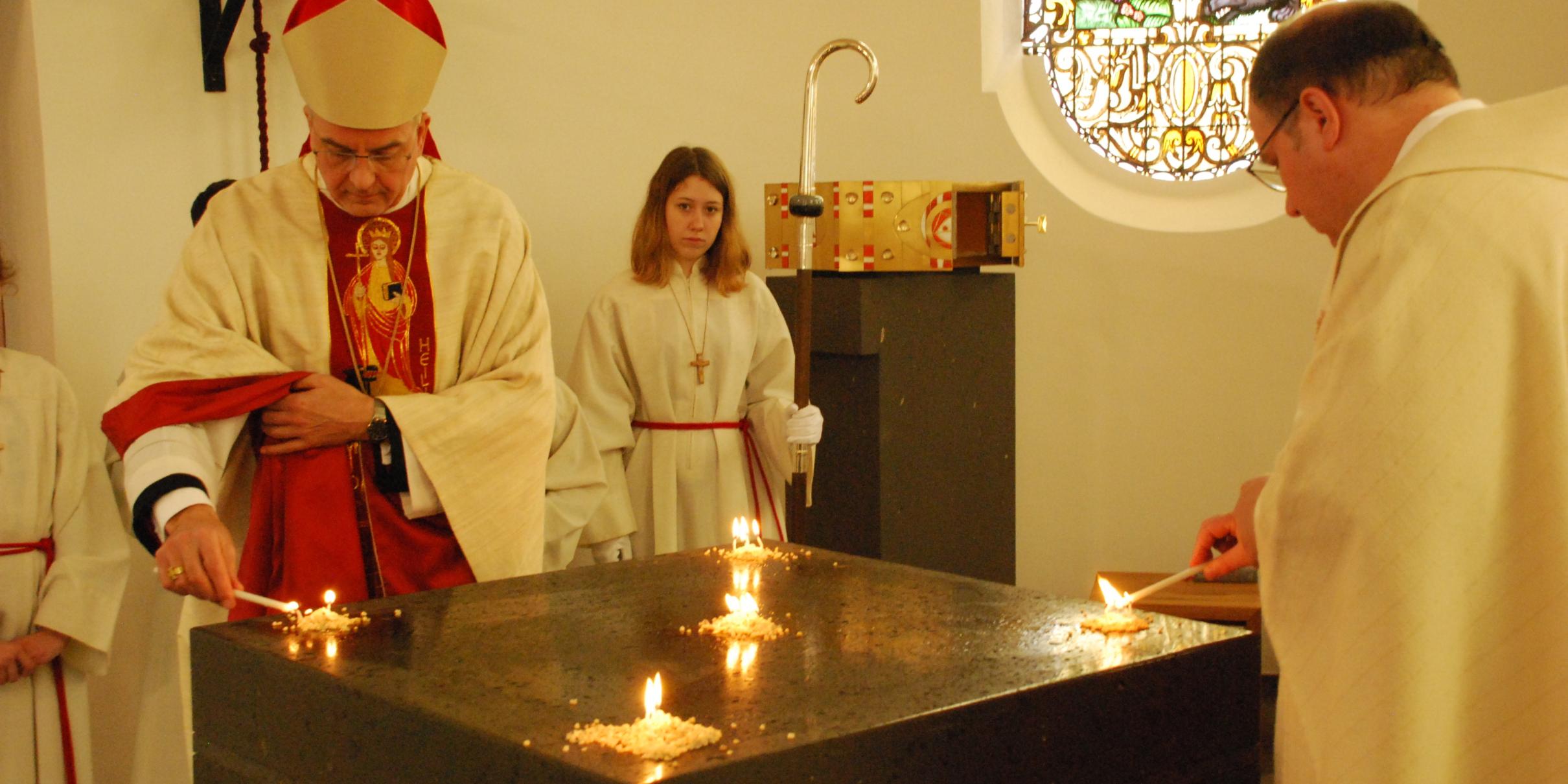 Weihbischof Peters und Pfarrer Schuh am Altar.