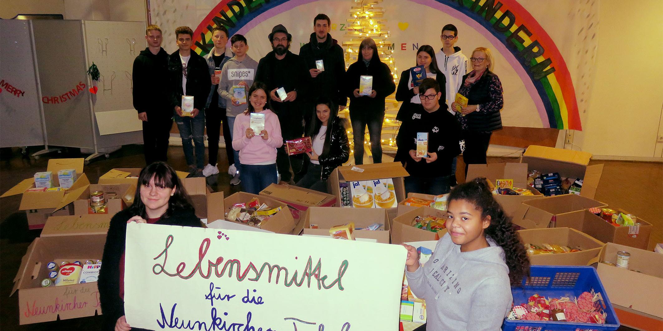 Schülerinnen und Schüler der Maximilian-Kolbe-Schule bei der Übergabe der Lebensmittel an die Tafel in Neunkirchen. (Foto: Walter Meiser)