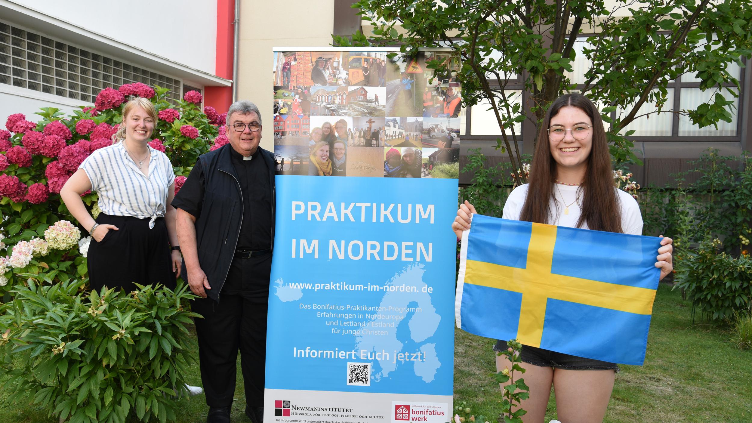 Amelie Thewes freut sich auf ihre Zeit in Schweden (r.).Monsignore Georg Austen (Generalsekretär des Bonifatiuswerkes) und Marisa Grummich (Projektreferentin) wünschen ihr alles Gute. Foto: Theresa Meier