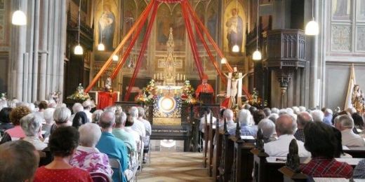 Bis auf den letzten Platz besetzt war die Apollinariskirche beim Pontifikalamt mit Bischof Dr. Genn