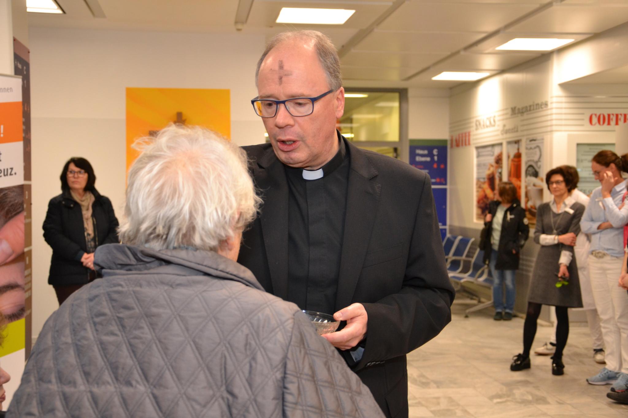 Bischof Ackermann beim Auflegen des Aschenkreuzes (Foto: Klinikum Mutterhaus)