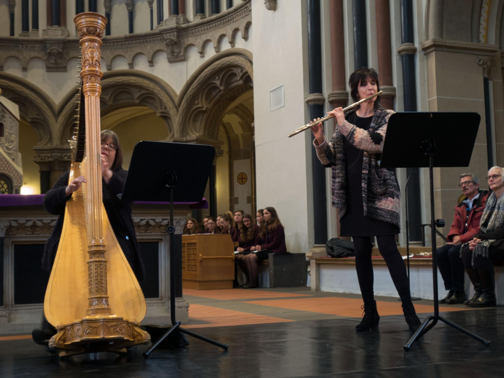 Eleonore Ciupka (Flöte) und Stephanie Zimmer (Harfe)