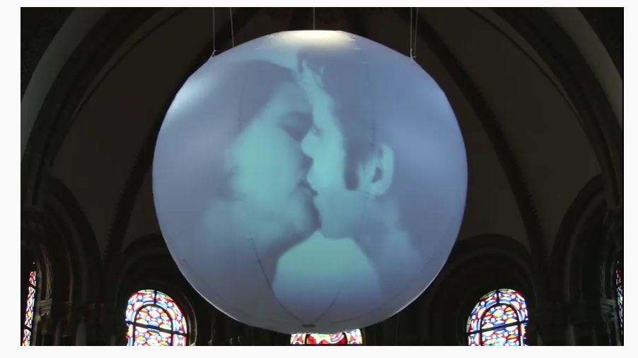 Die Videoinstallation „philema“ von Cornelia Rößler zeigte küssende Paare auf einem Ballon. Screenshot: Julia Fröder