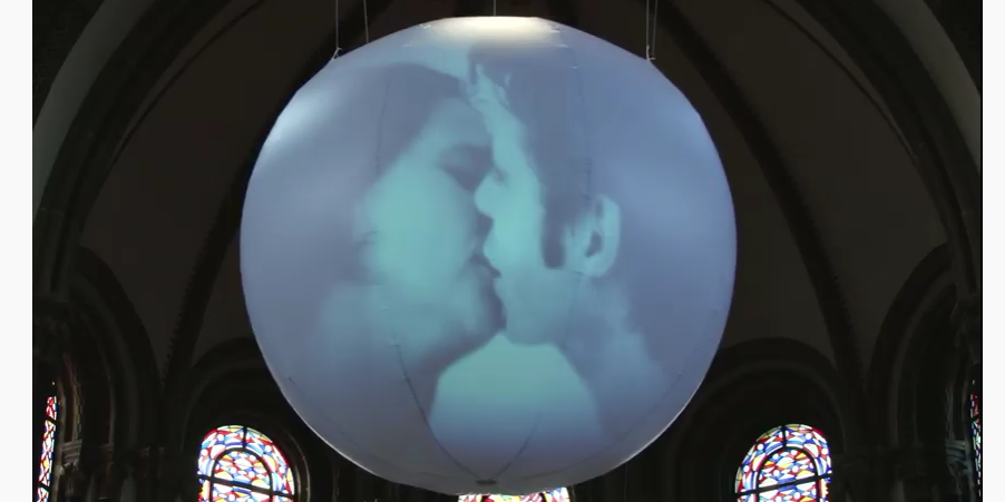 Die Videoinstallation „philema“ von Cornelia Rößler zeigte küssende Paare auf einem Ballon. Screenshot: Julia Fröder